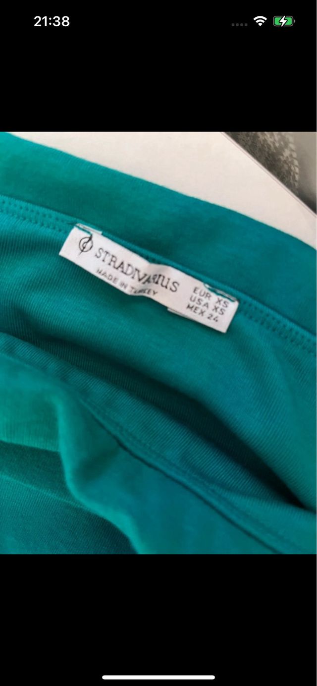 Camisa Stradivarius verde hombros descubiertos