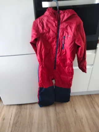 Mono de nieve rojo y azul