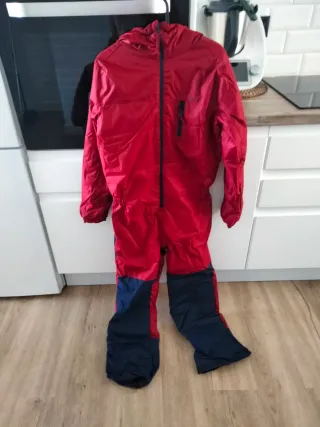 Mono de nieve rojo y azul