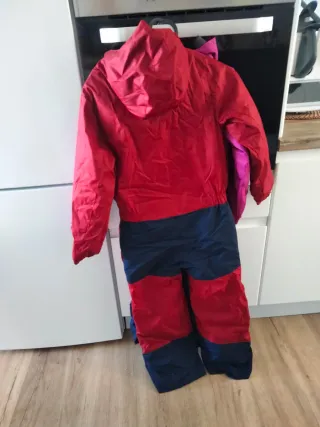 Mono de nieve rojo y azul