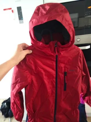 Mono de nieve rojo y azul