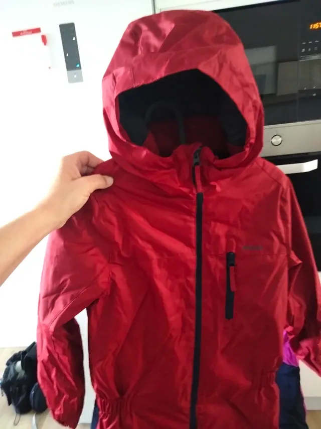 Mono de nieve rojo y azul