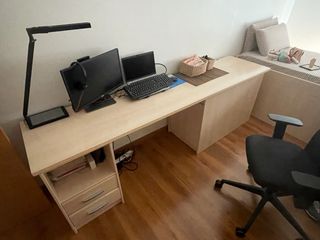 Escritorio con cajonera y zapatero