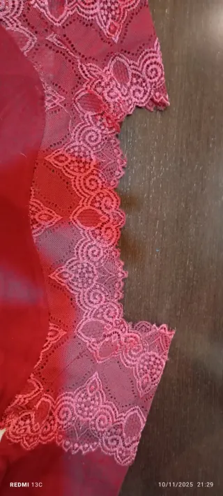 Camiseta elegante con encaje