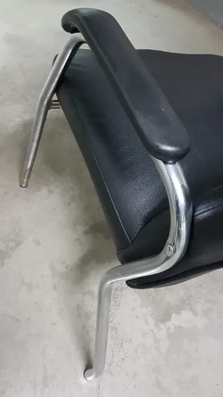 Sillón de oficina negro con base metálica