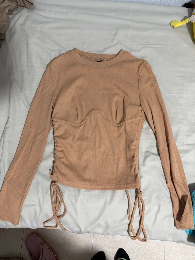 Camiseta manga larga beige con cordones