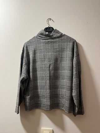 Jersey cuello alto estampado