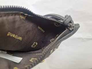 Bolso Lantrend con pompón y tachuelas