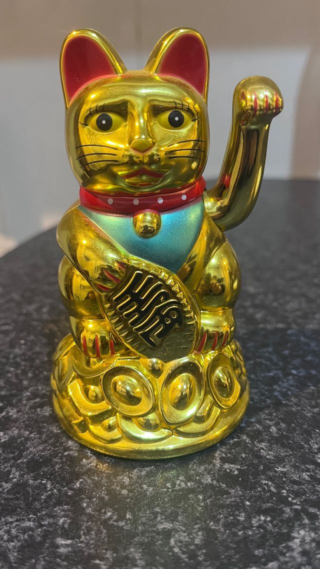 Gato de la suerte chino dorado