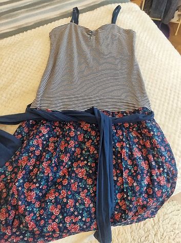 Vestido estampado floral y rayas