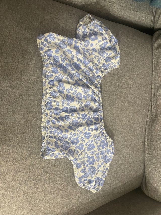 Top floral azul y blanco