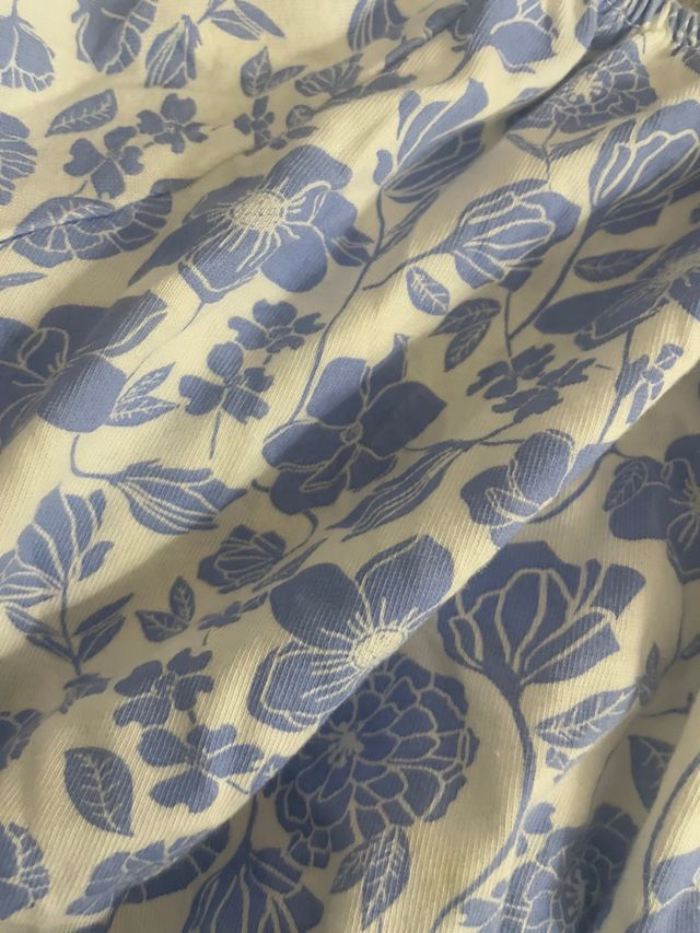 Top floral azul y blanco