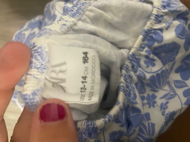 Top floral azul y blanco