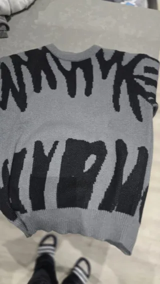 Sudadera gris con estampado negro