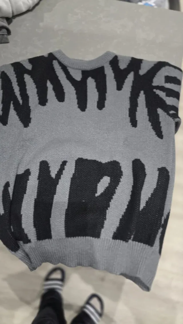 Sudadera gris con estampado negro