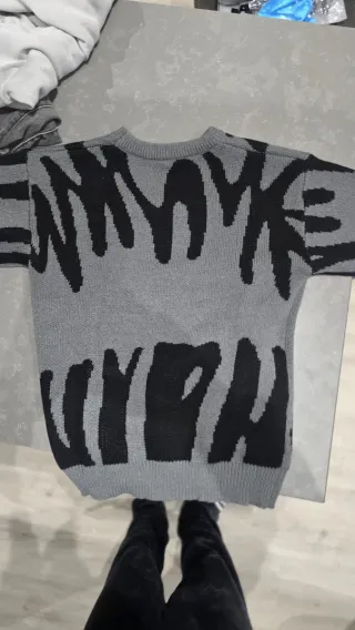 Sudadera gris con estampado negro