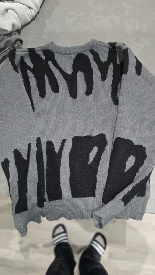 Sudadera gris con estampado negro