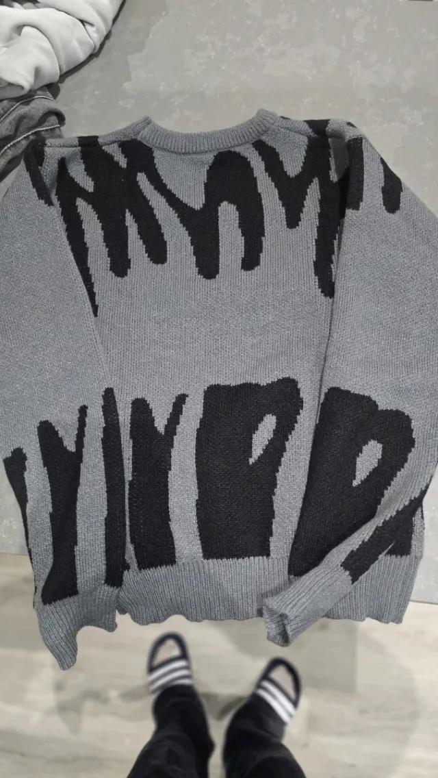 Sudadera gris con estampado negro