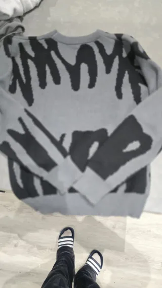 Sudadera gris con estampado negro