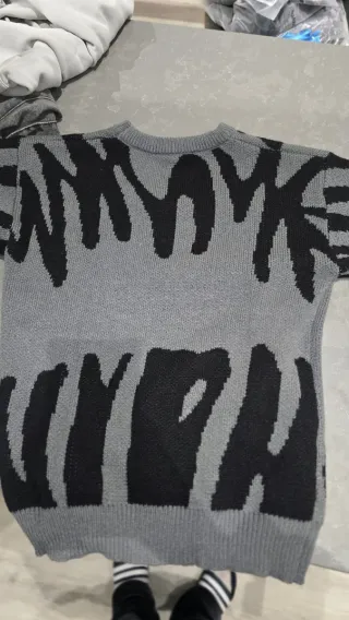 Sudadera gris con estampado negro