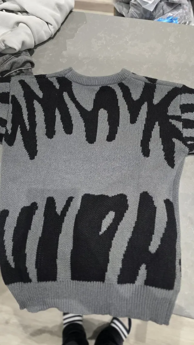 Sudadera gris con estampado negro
