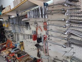 Liquidación material de fijación y herramientas