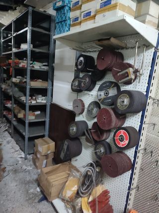 Liquidación material de fijación y herramientas