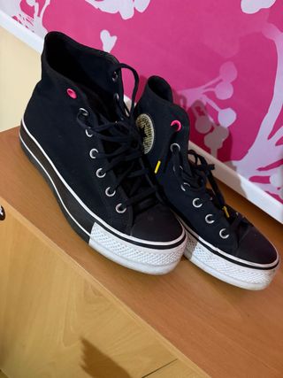 Converse negras con detalles rosa