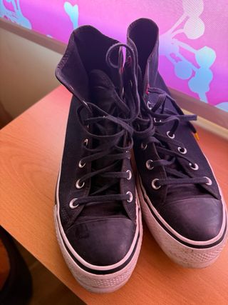 Converse negras con detalles rosa