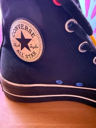 Converse negras con detalles rosa
