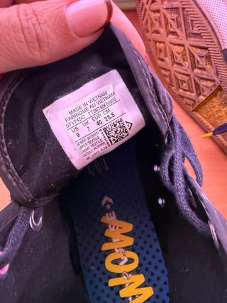 Converse negras con detalles rosa