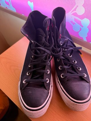 Converse negras con detalles rosa