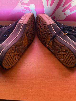 Converse negras con detalles rosa
