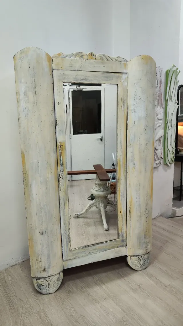 Armario vintage con espejo