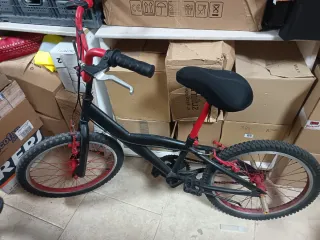 Bicicleta BMX negra y roja