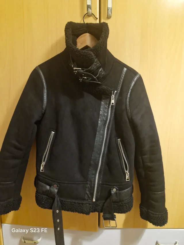 Chaqueta negra con borreguito