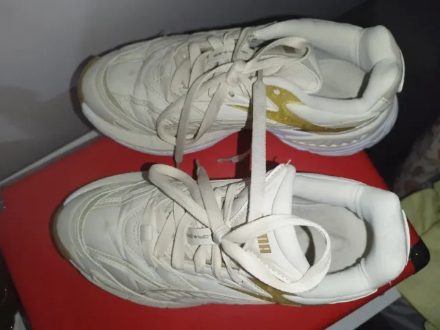 Zapatillas Puma Blancas y Doradas