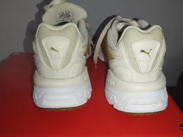 Zapatillas Puma Blancas y Doradas