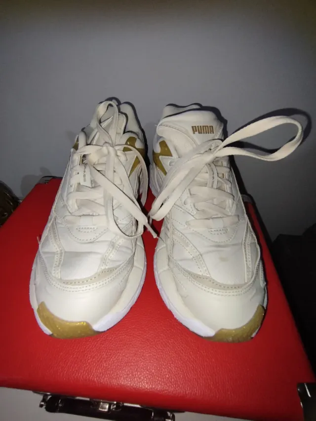 Zapatillas Puma Blancas y Doradas