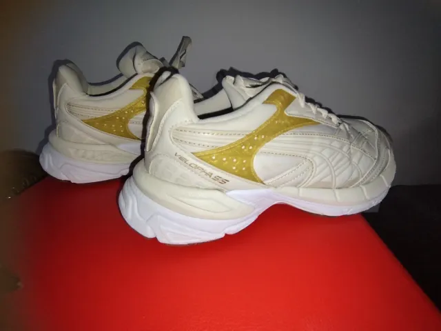 Zapatillas Puma Blancas y Doradas