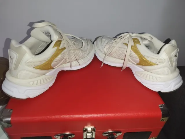 Zapatillas Puma Blancas y Doradas