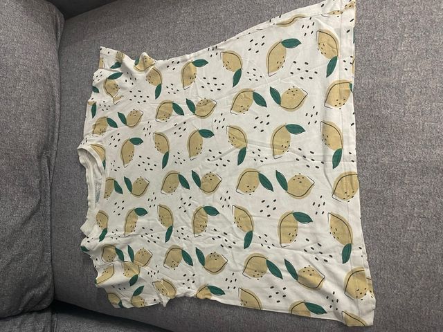 Camiseta de limones blanca y amarilla