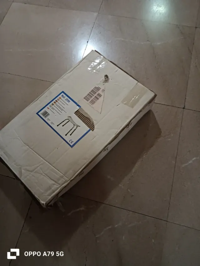 Silla de ducha plateada y blanca