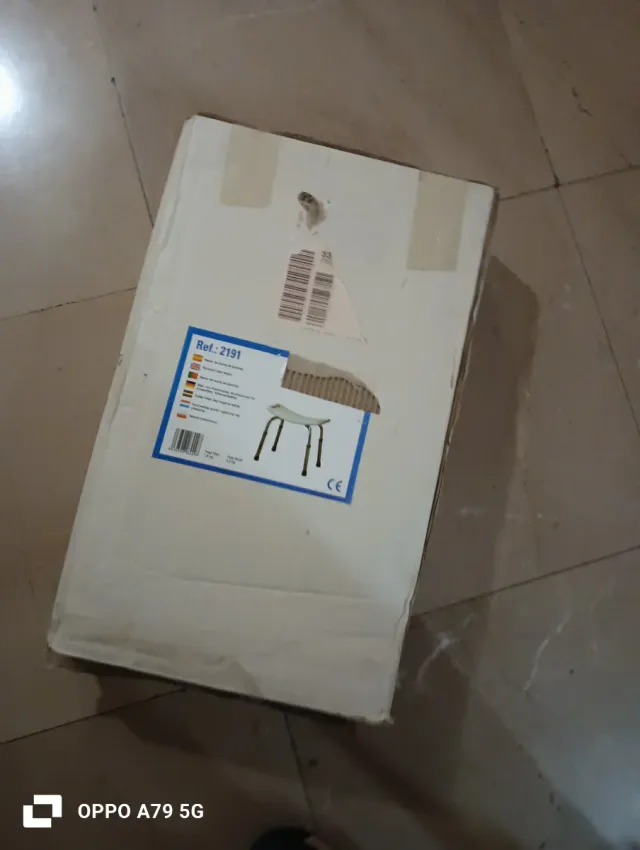 Silla de ducha plateada y blanca