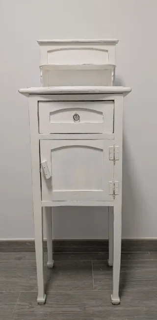 Mesilla antigua de madera blanca