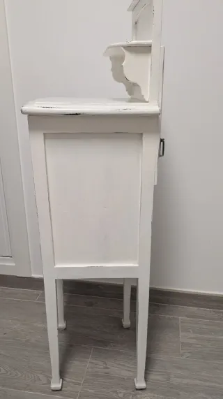 Mesilla antigua de madera blanca