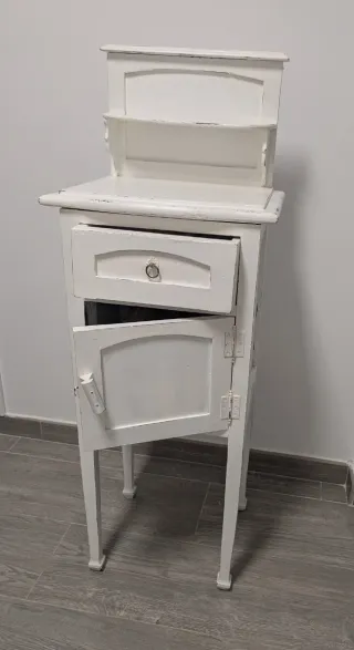Mesilla antigua de madera blanca