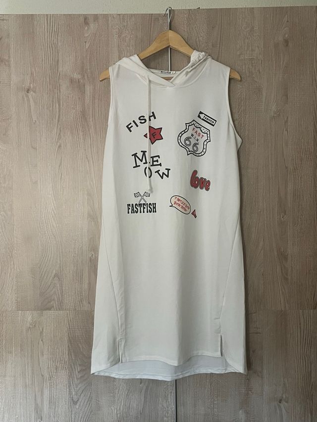 Vestido blanco sin mangas con capucha