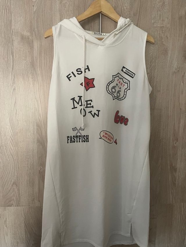 Vestido blanco sin mangas con capucha