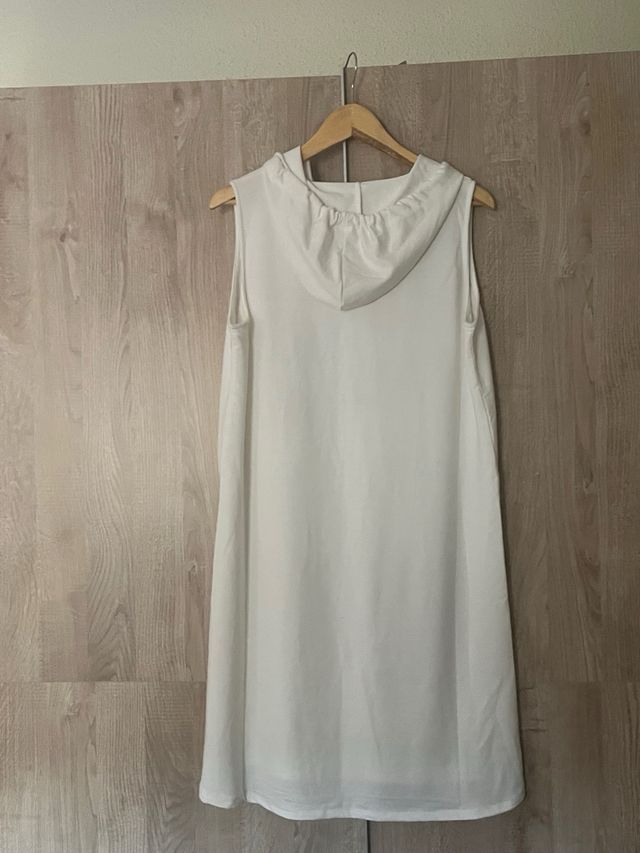 Vestido blanco sin mangas con capucha